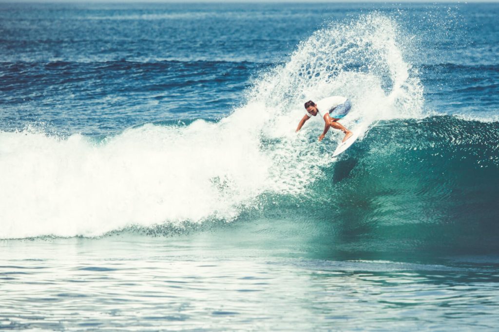 Surfer carving a wave at Jaco Beach, Pacific coast of Costa Rica — Jaco Beach surf